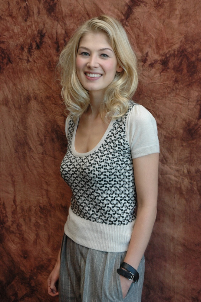 kinopoisk.ru-Rosamund-Pike-1090581.jpg