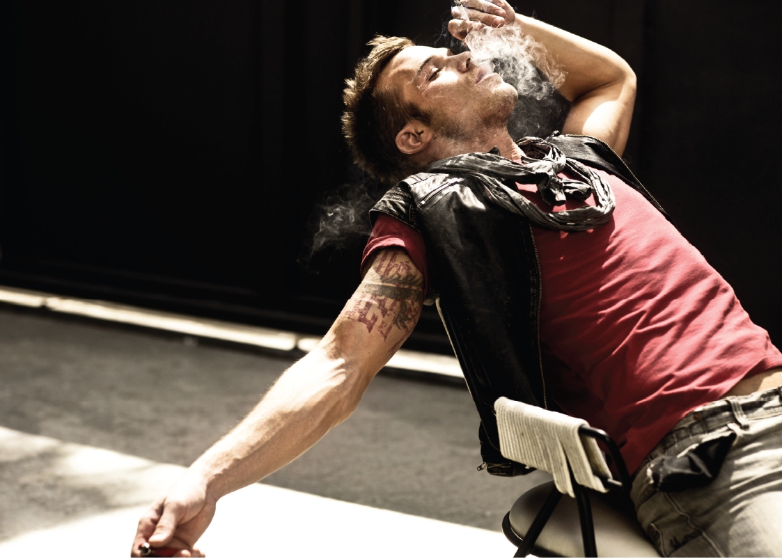 http://st-im.kinopoisk.ru/im/kadr/1/1/5/kinopoisk.ru-Cam-Gigandet-1154692.jpg