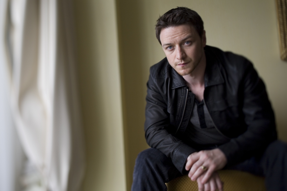 http://st-im.kinopoisk.ru/im/kadr/1/2/5/kinopoisk.ru-James-McAvoy-1258035.jpg