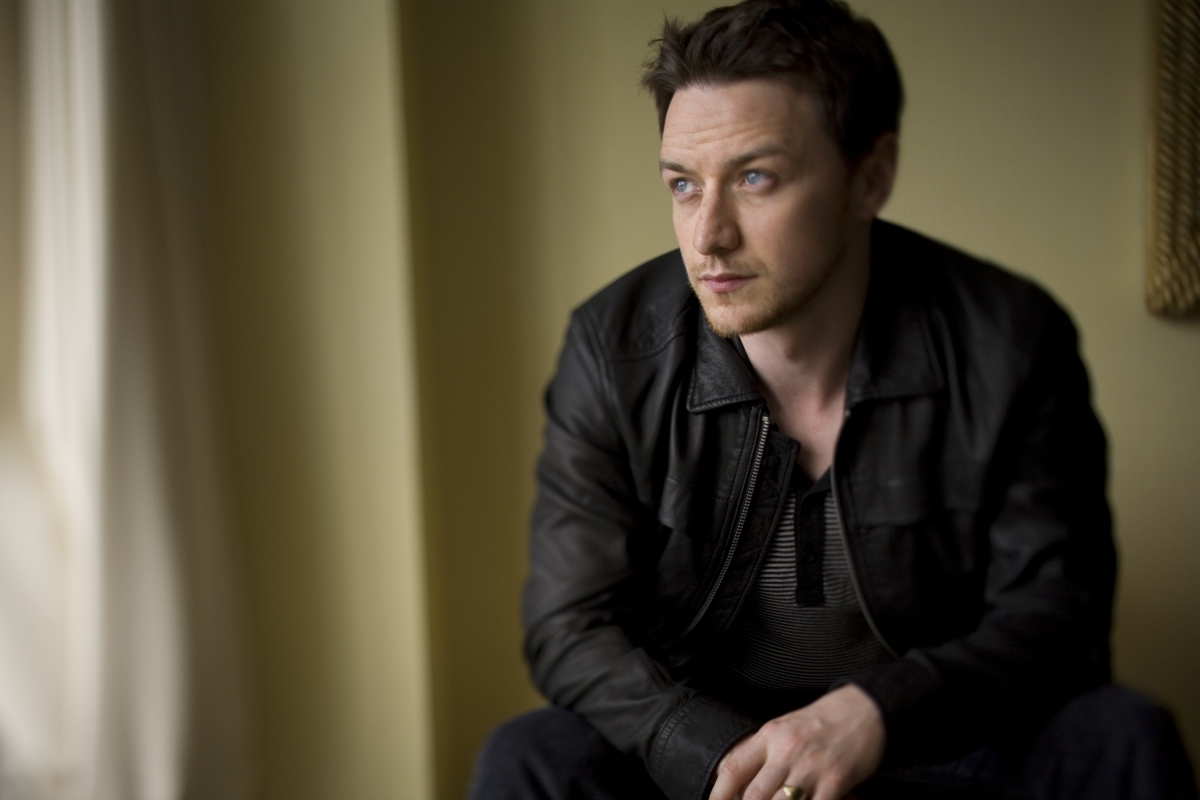 http://st-im.kinopoisk.ru/im/kadr/1/2/5/kinopoisk.ru-James-McAvoy-1258038.jpg