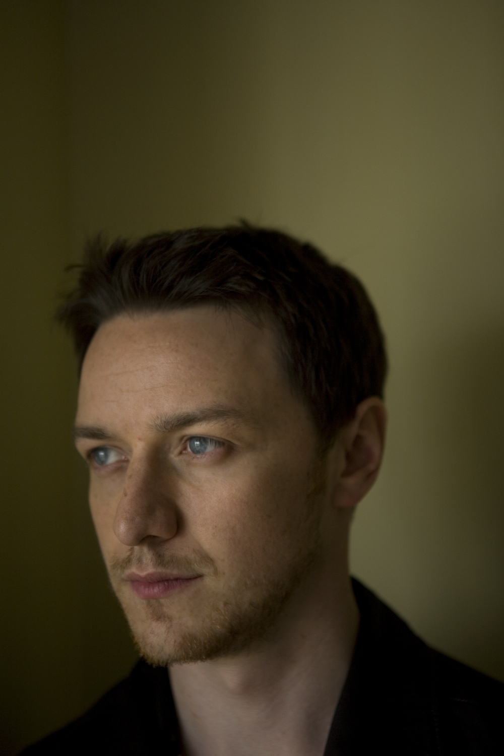 http://st-im.kinopoisk.ru/im/kadr/1/2/5/kinopoisk.ru-James-McAvoy-1258039.jpg