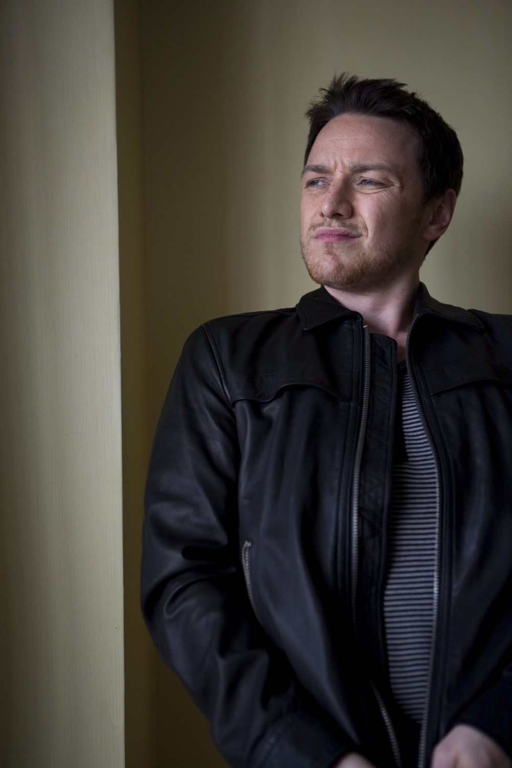 http://st-im.kinopoisk.ru/im/kadr/1/2/5/kinopoisk.ru-James-McAvoy-1258041.jpg