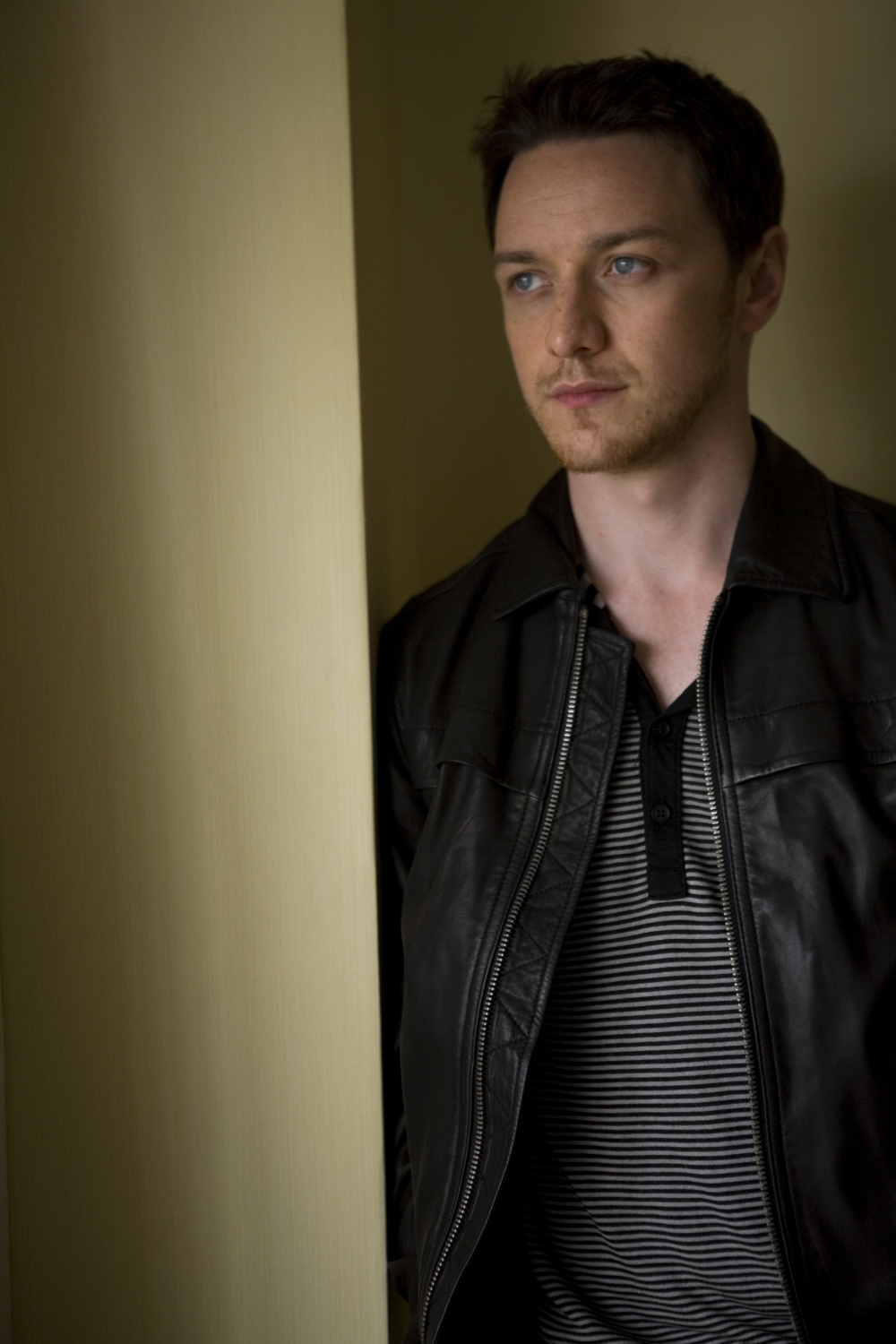 http://st-im.kinopoisk.ru/im/kadr/1/2/5/kinopoisk.ru-James-McAvoy-1258042.jpg