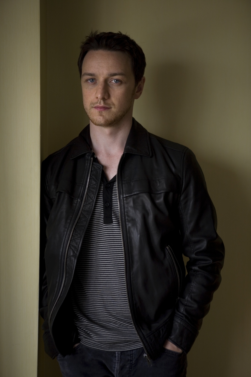 http://st-im.kinopoisk.ru/im/kadr/1/2/5/kinopoisk.ru-James-McAvoy-1258043.jpg