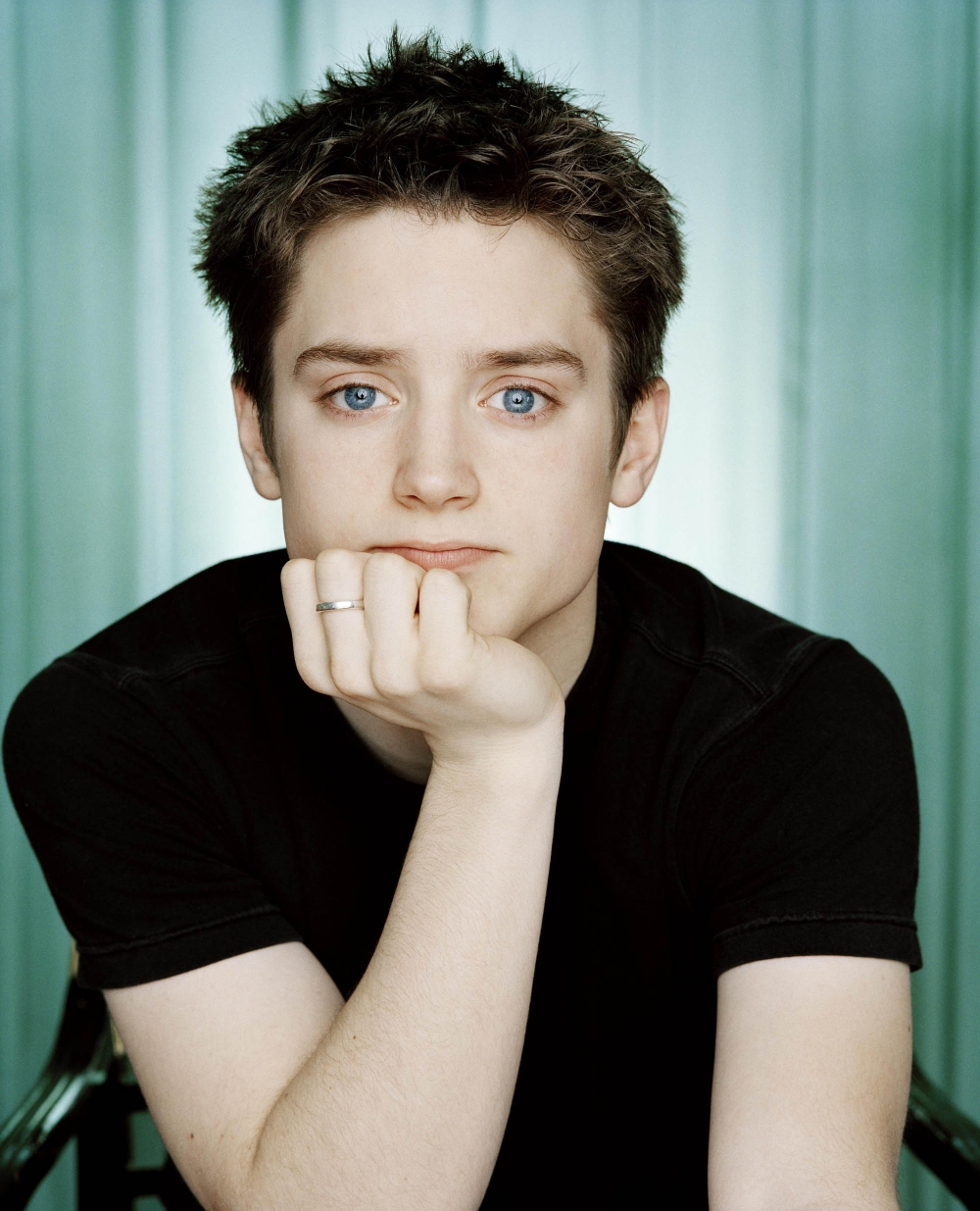 http://st-im.kinopoisk.ru/im/kadr/1/2/9/kinopoisk.ru-Elijah-Wood-1294976.jpg