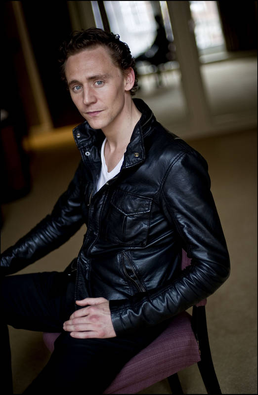 http://st-im.kinopoisk.ru/im/kadr/1/7/4/kinopoisk.ru-Tom-Hiddleston-1746271.jpg