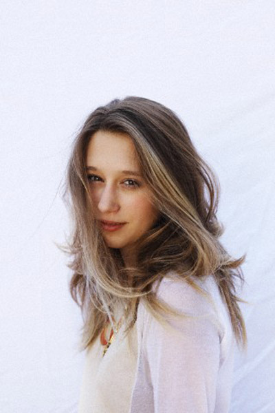 kinopoisk.ru-Taissa-Farmiga-1908862.jpg