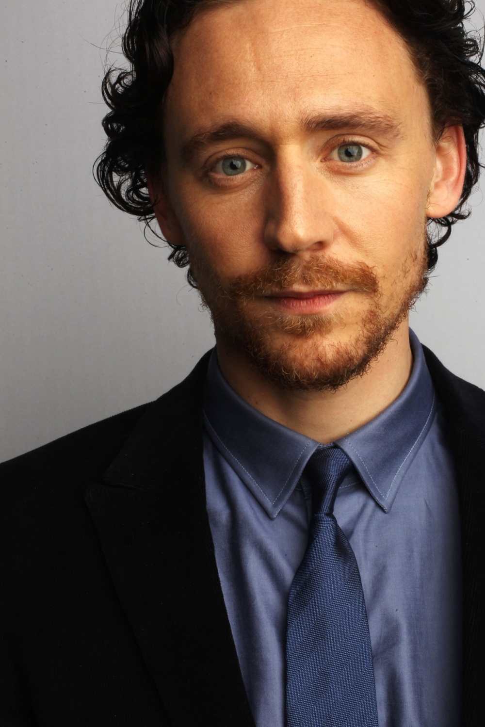 http://st-im.kinopoisk.ru/im/kadr/2/0/6/kinopoisk.ru-Tom-Hiddleston-2065485.jpg