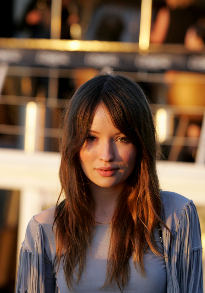 http://st-im.kinopoisk.ru/im/kadr/2/1/1/kinopoisk.ru-Emily-Browning-2119971.jpg