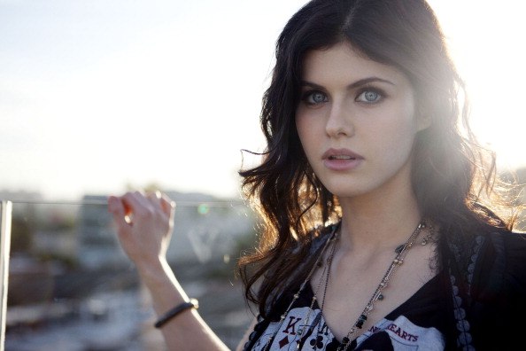 http://st-im.kinopoisk.ru/im/kadr/2/1/2/kinopoisk.ru-Alexandra-Daddario-2124979.jpg