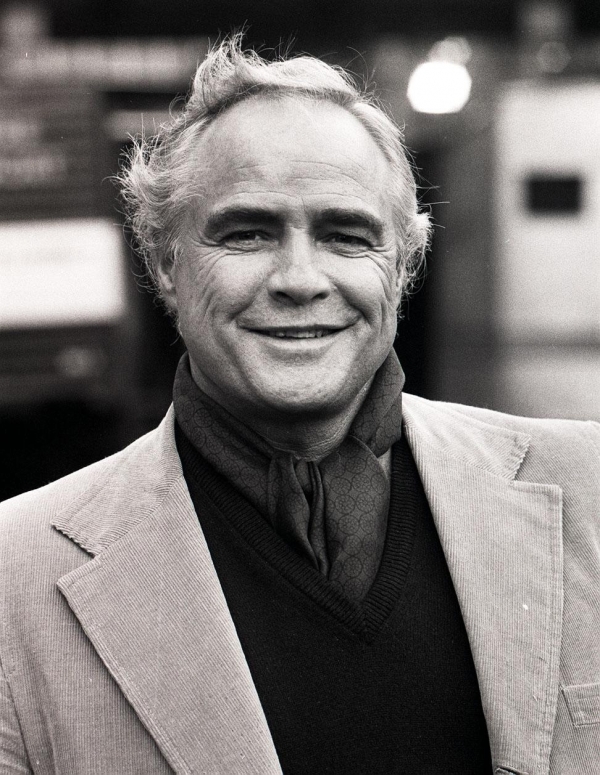 http://st-im.kinopoisk.ru/im/kadr/2/1/2/kinopoisk.ru-Marlon-Brando-2122754.jpg