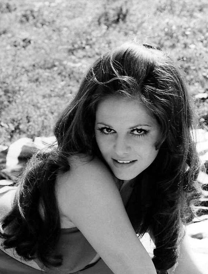 kinopoisk.ru-Claudia-Cardinale-2209202.jpg