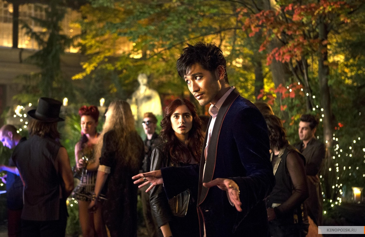 http://st-im.kinopoisk.ru/im/kadr/2/2/2/kinopoisk.ru-The-Mortal-Instruments_3A-City-of-Bones-2224807.jpg
