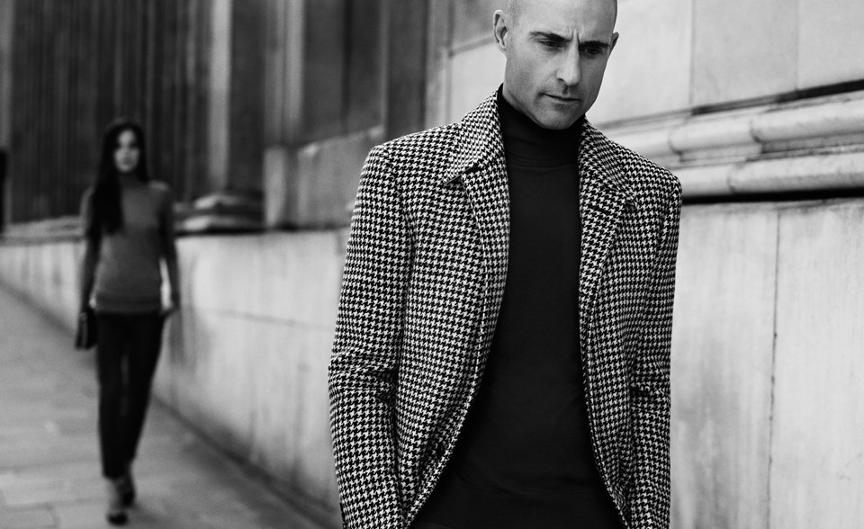 http://st-im.kinopoisk.ru/im/kadr/2/2/3/kinopoisk.ru-Mark-Strong-2233222.jpg