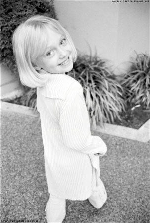 http://st-im.kinopoisk.ru/im/kadr/2/2/4/kinopoisk.ru-Dakota-Fanning-224385.jpg