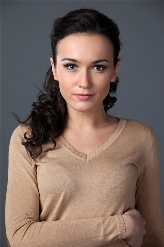 http://st-im.kinopoisk.ru/im/kadr/2/2/5/kinopoisk.ru-Aleksandra-Bulichyova-2256589.jpg