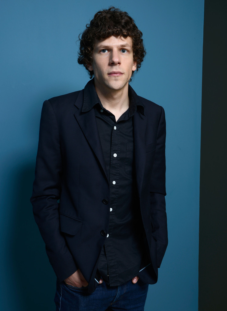 http://st-im.kinopoisk.ru/im/kadr/2/3/3/kinopoisk.ru-Jesse-Eisenberg-2338441.jpg