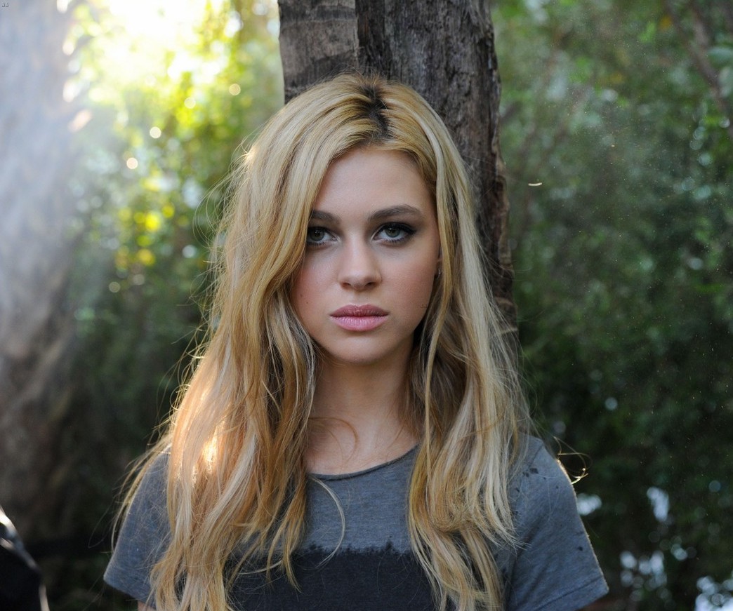 http://st-im.kinopoisk.ru/im/kadr/2/4/1/kinopoisk.ru-Nicola-Peltz-2412632.jpg