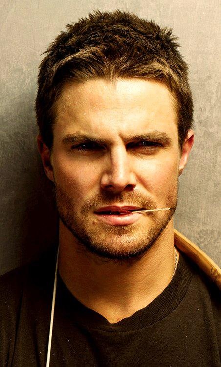 kinopoisk.ru-Stephen-Amell-2637024.jpg