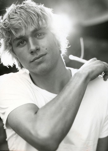 kinopoisk.ru-Charlie-Hunnam-712439.jpg