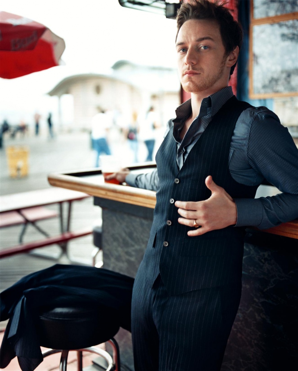 http://st-im.kinopoisk.ru/im/kadr/8/0/8/kinopoisk.ru-James-McAvoy-808083.jpg