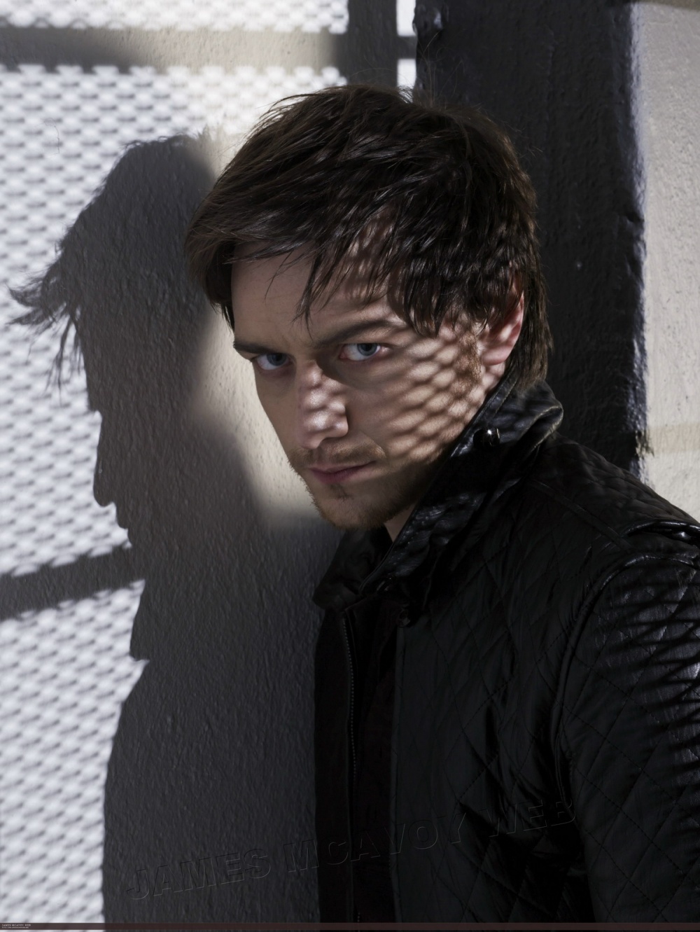 http://st-im.kinopoisk.ru/im/kadr/9/0/7/kinopoisk.ru-James-McAvoy-907127.jpg