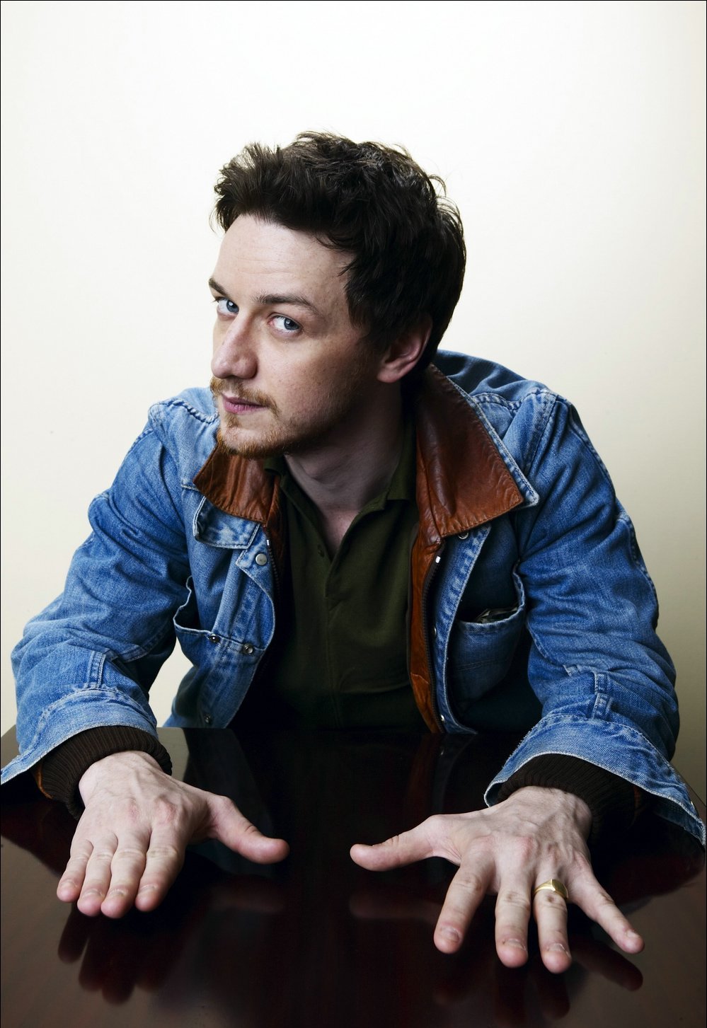 http://st-im.kinopoisk.ru/im/kadr/9/0/7/kinopoisk.ru-James-McAvoy-907371.jpg