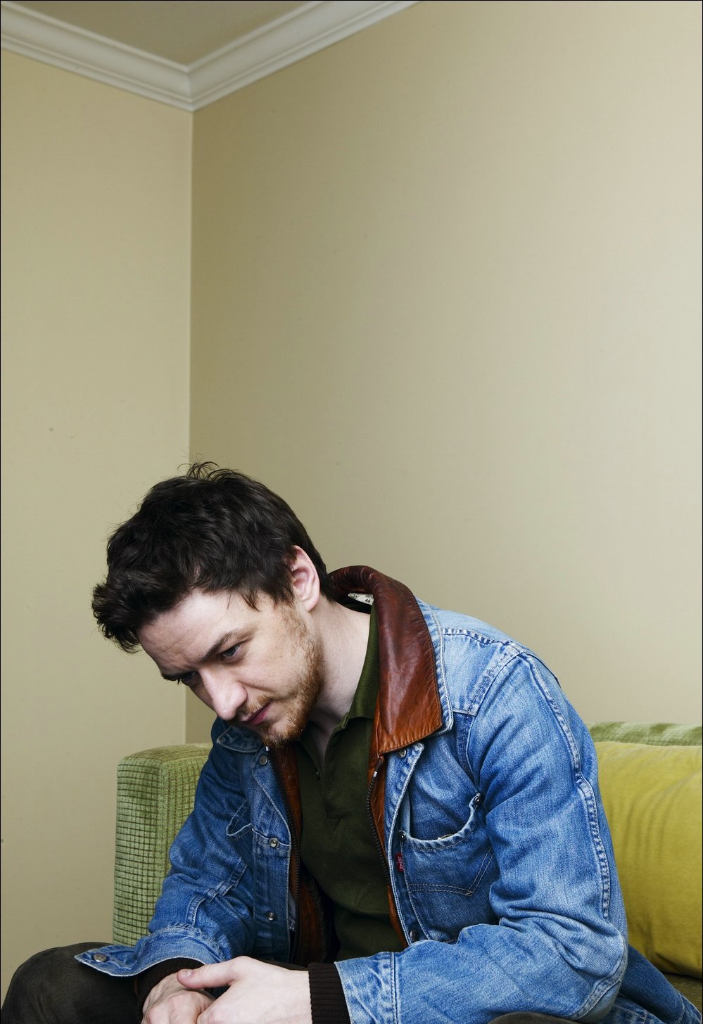 http://st-im.kinopoisk.ru/im/kadr/9/0/7/kinopoisk.ru-James-McAvoy-907374.jpg