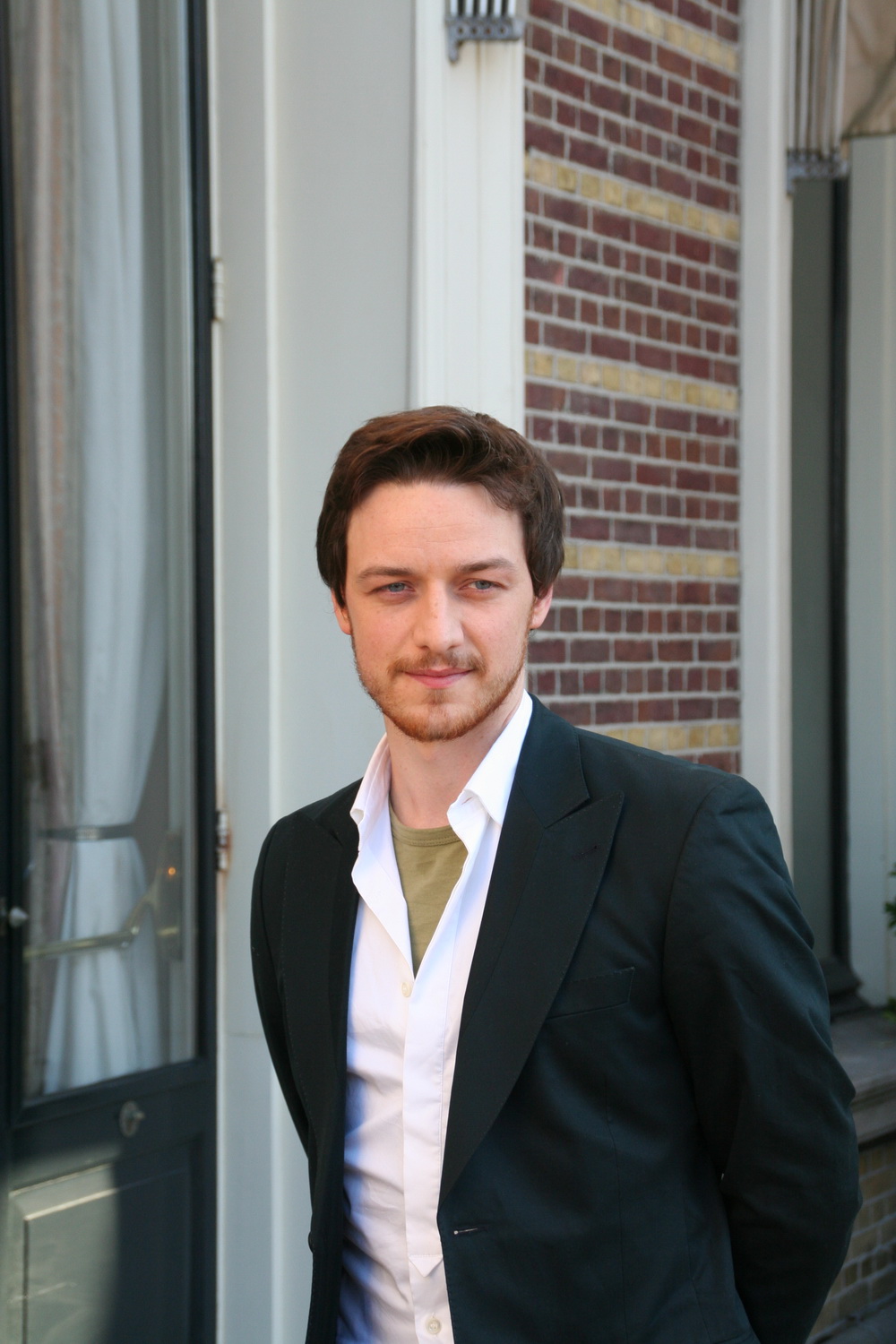 http://st-im.kinopoisk.ru/im/kadr/9/4/9/kinopoisk.ru-James-McAvoy-949058.jpg