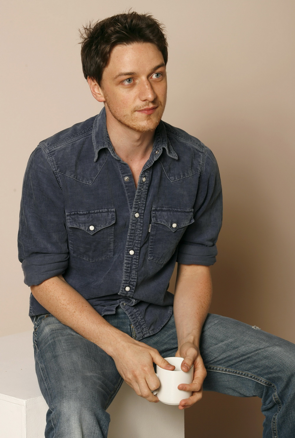 http://st-im.kinopoisk.ru/im/kadr/9/4/9/kinopoisk.ru-James-McAvoy-949061.jpg