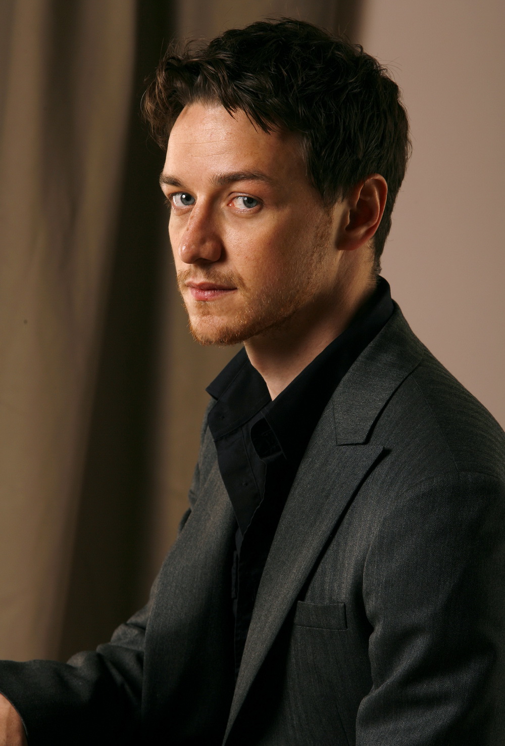 http://st-im.kinopoisk.ru/im/kadr/9/4/9/kinopoisk.ru-James-McAvoy-949063.jpg