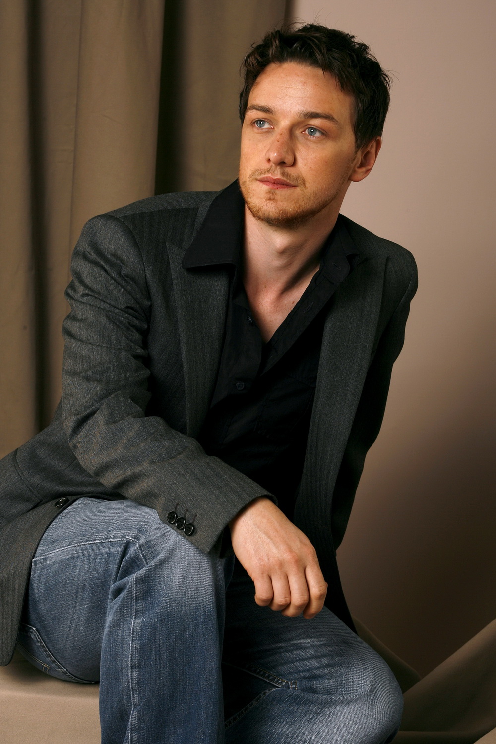 http://st-im.kinopoisk.ru/im/kadr/9/4/9/kinopoisk.ru-James-McAvoy-949064.jpg