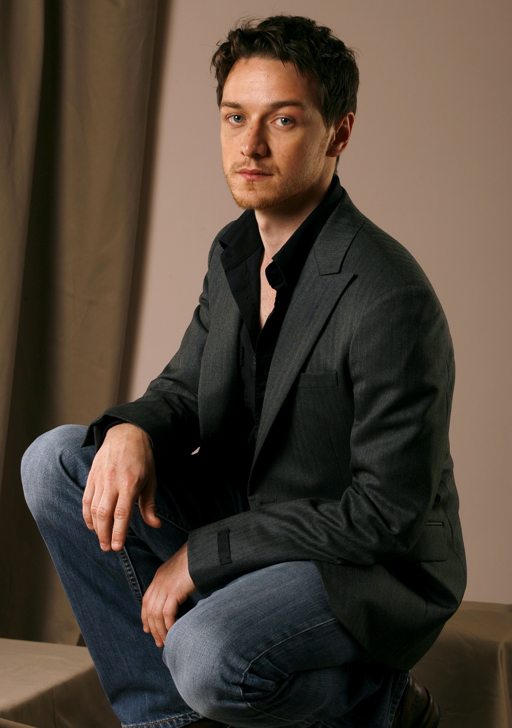 http://st-im.kinopoisk.ru/im/kadr/9/4/9/kinopoisk.ru-James-McAvoy-949069.jpg