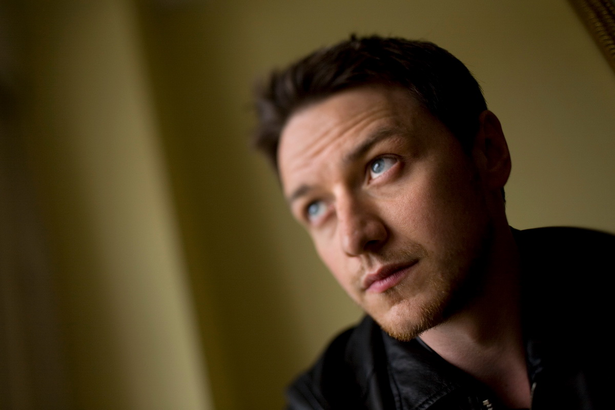 http://st-im.kinopoisk.ru/im/kadr/9/4/9/kinopoisk.ru-James-McAvoy-949070.jpg