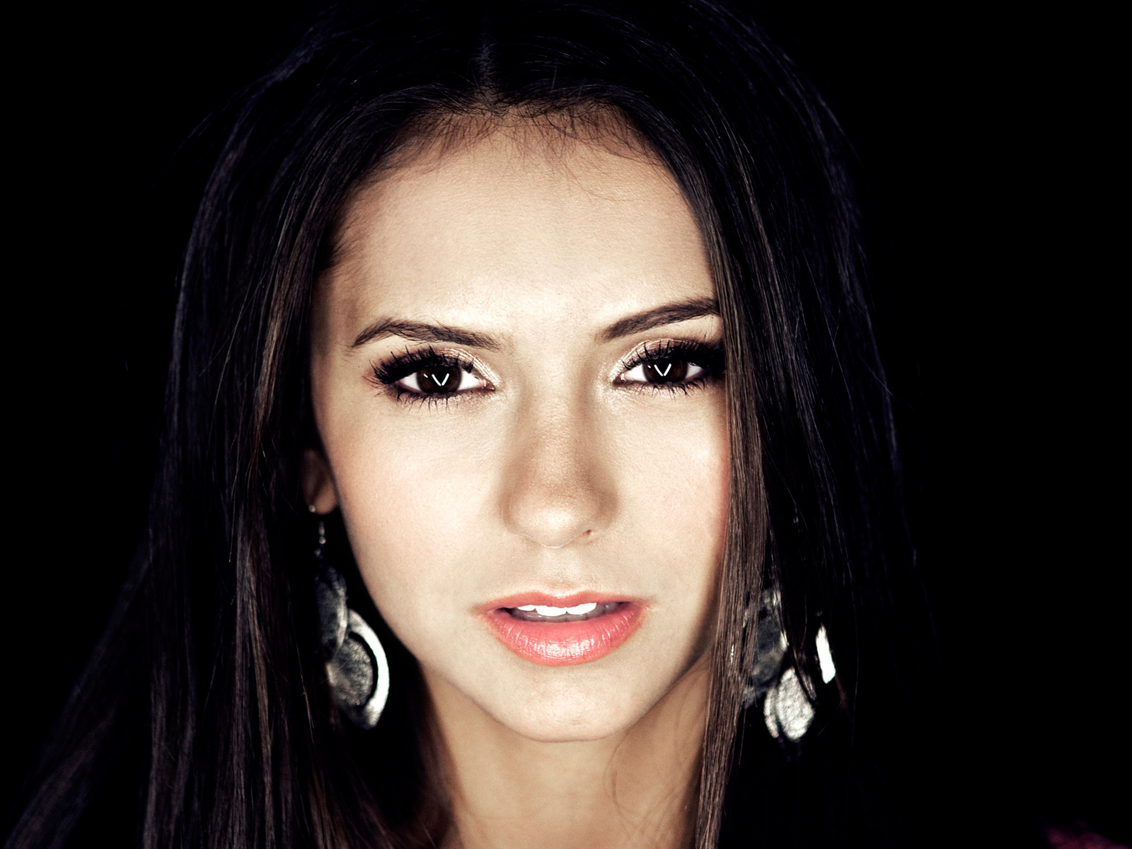 kinopoisk.ru-Nina-Dobrev-1079556--w--1600.jpg