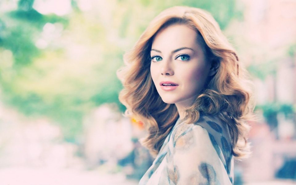kinopoisk.ru-Emma-Stone-1896526--w--960.jpg