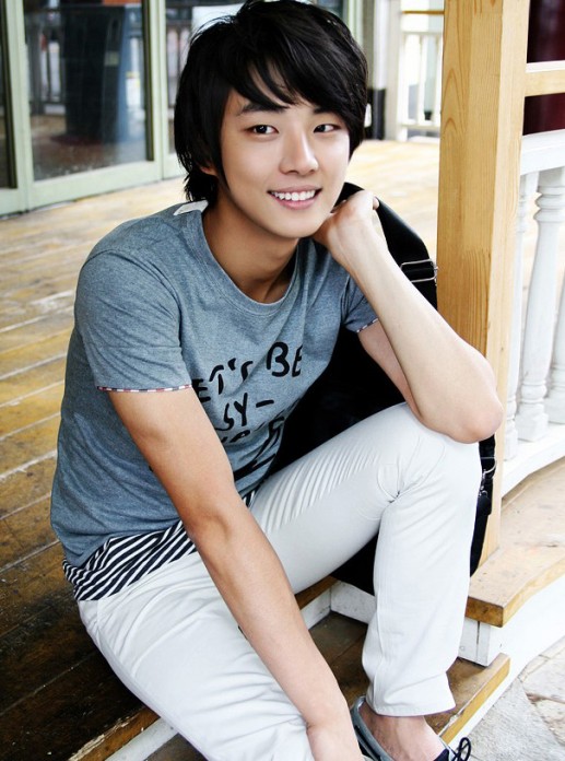 http://st-im.kinopoisk.ru/im/kadr/1/9/0/kinopoisk.ru-Yoon-Shi-Yoon-1905507.jpg