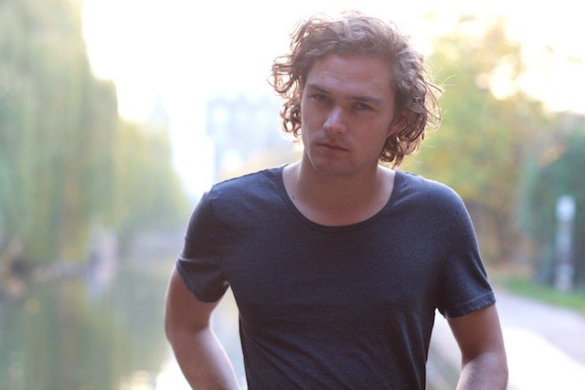 http://st-im.kinopoisk.ru/im/kadr/2/0/7/kinopoisk.ru-Finn-Jones-2070414.jpg