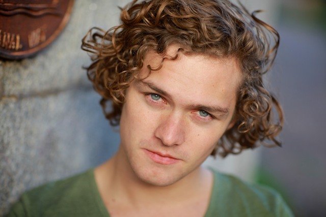 http://st-im.kinopoisk.ru/im/kadr/2/0/7/kinopoisk.ru-Finn-Jones-2070416.jpg