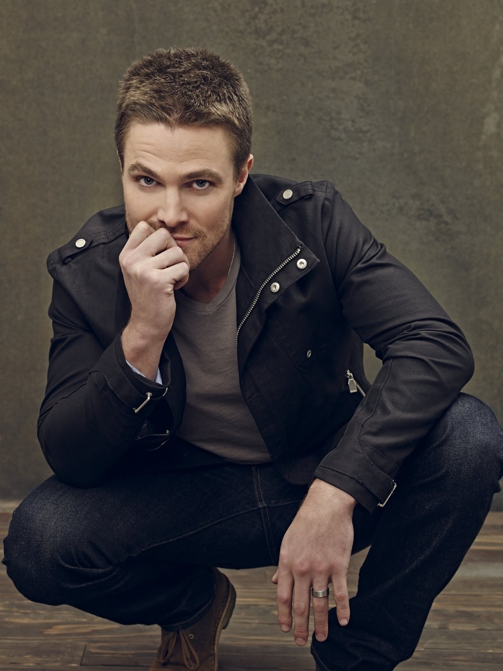 http://st-im.kinopoisk.ru/im/kadr/2/6/3/kinopoisk.ru-Stephen-Amell-2637028.jpg