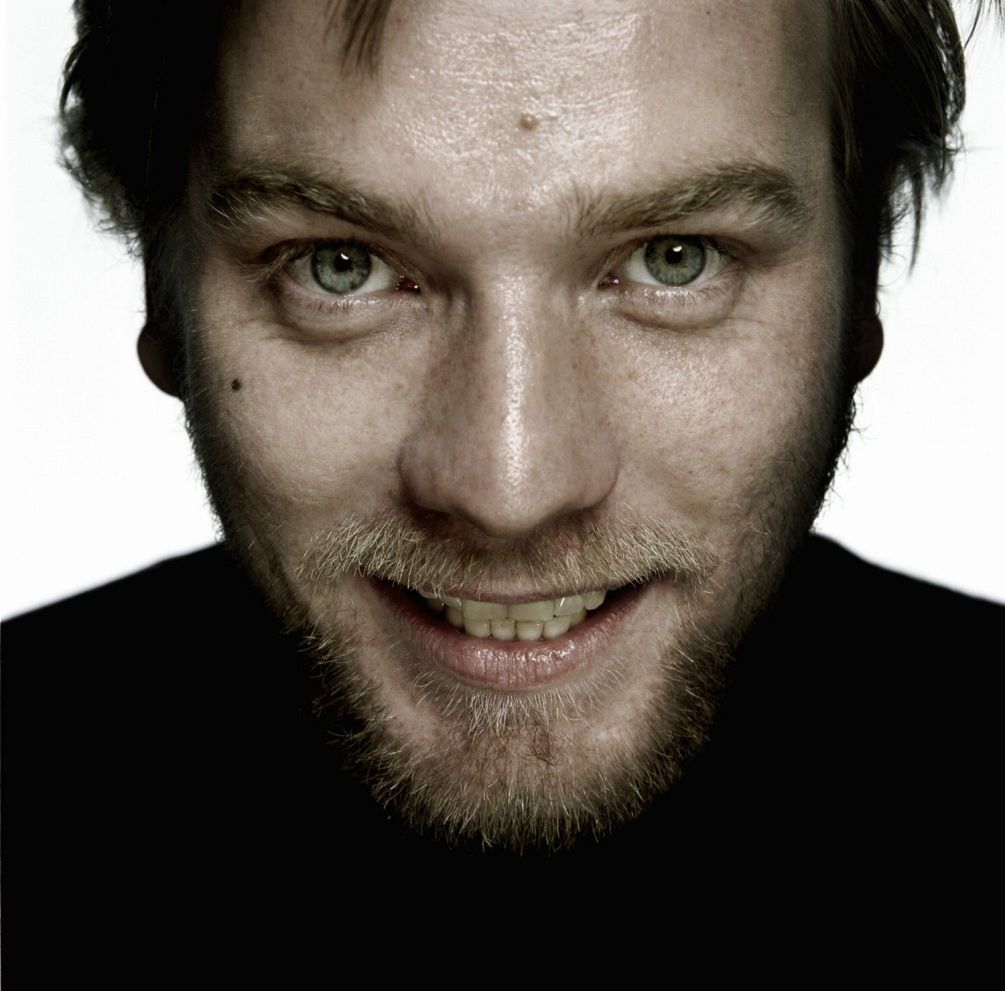 http://st-im.kinopoisk.ru/im/kadr/5/6/4/kinopoisk.ru-Ewan-McGregor-564242.jpg