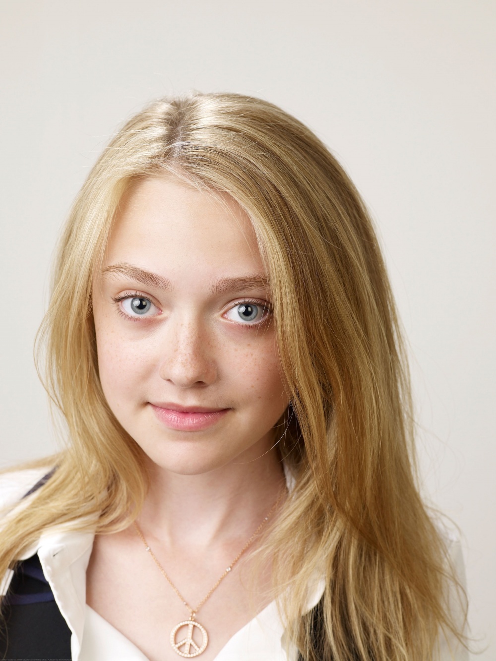 http://st-im.kinopoisk.ru/im/kadr/9/0/7/kinopoisk.ru-Dakota-Fanning-907420.jpg