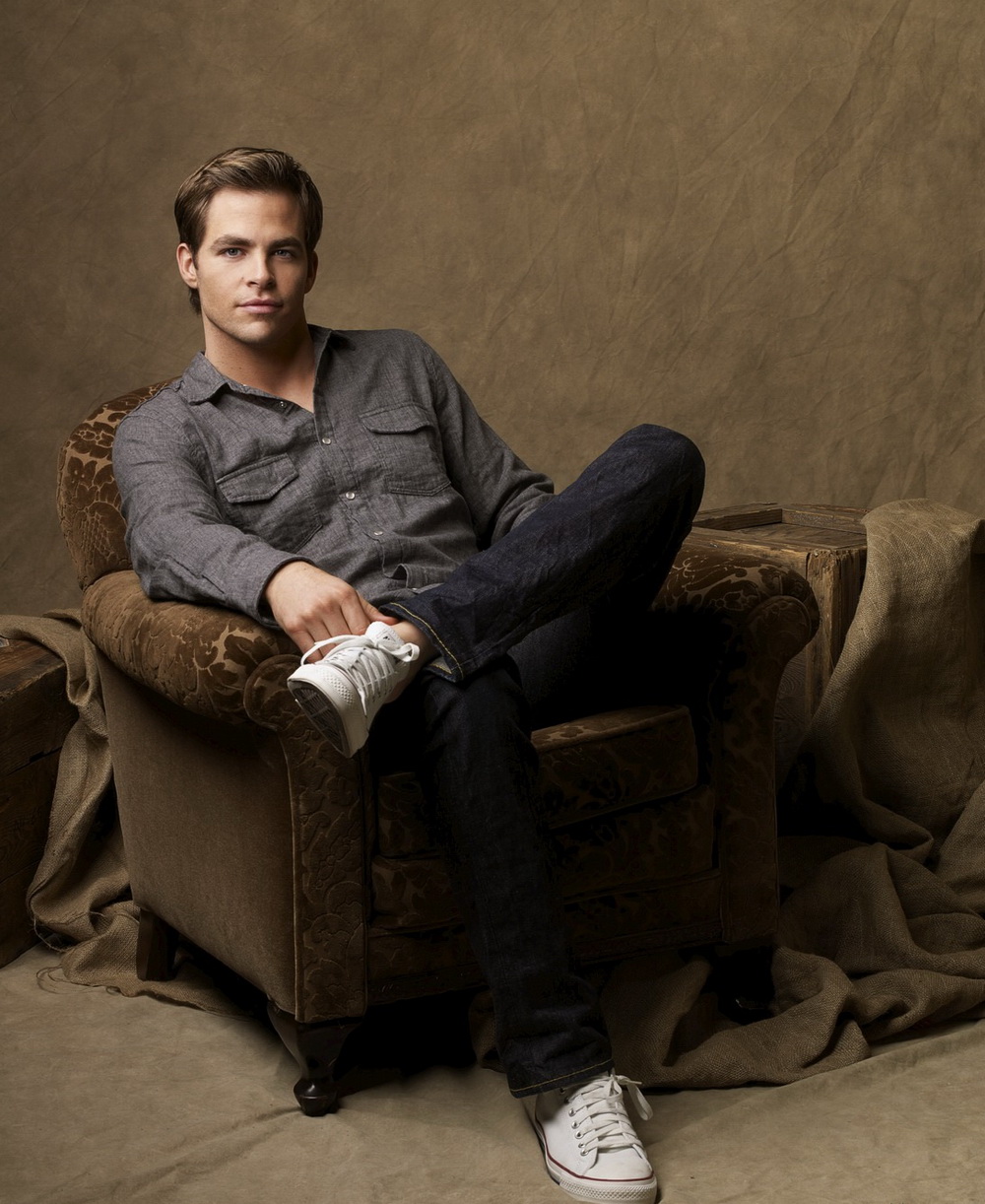 http://st-im.kinopoisk.ru/im/kadr/9/4/9/kinopoisk.ru-Chris-Pine-949128.jpg
