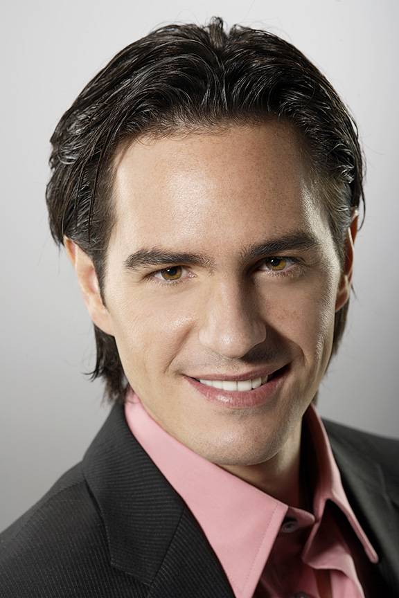 http://st-im.kinopoisk.ru/im/kadr/9/8/4/kinopoisk.ru-Mauricio-Ochmann-984445.jpg